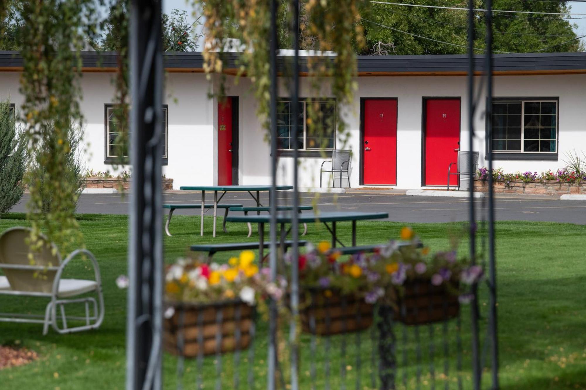 Sapphire Motel Midtown Bozeman Bagian luar foto